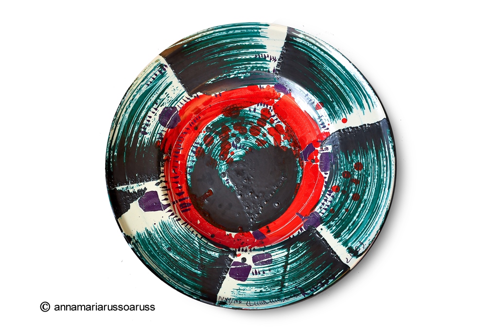 2009_Piatto rosso verde_ceramica_salone vedute supporto_60 cm diametro