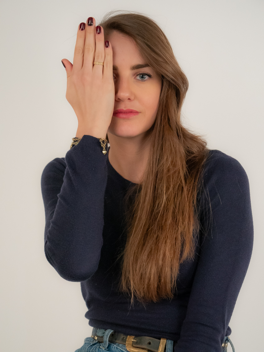 7_Giulia con mano davanti occhio_PLD_Laura Veronesi