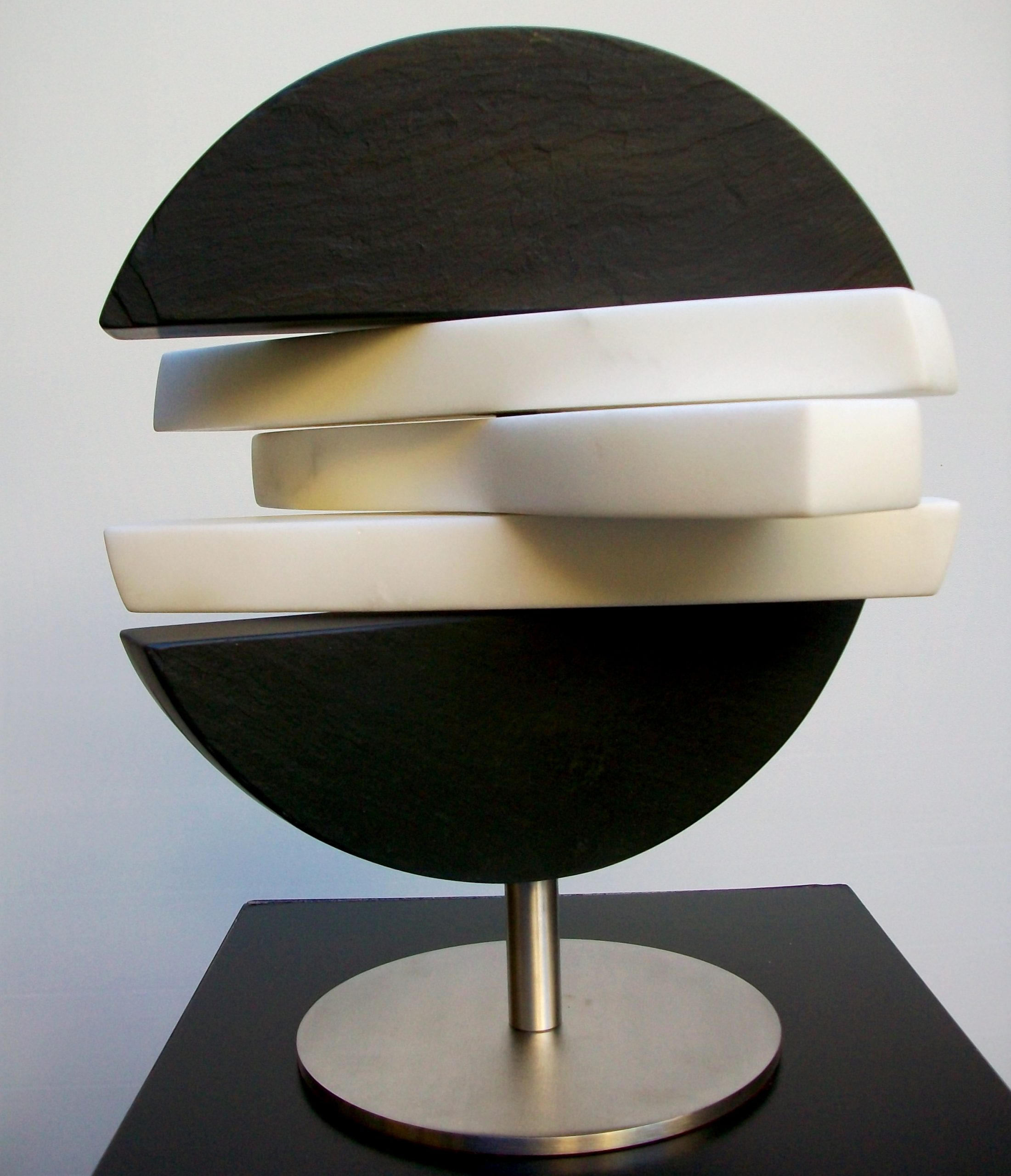 Fabrizio Pedrali, ARLIA 2014 Ardesia e marmo cristallino diam. cm.30x6 Pedrali Fabrizio