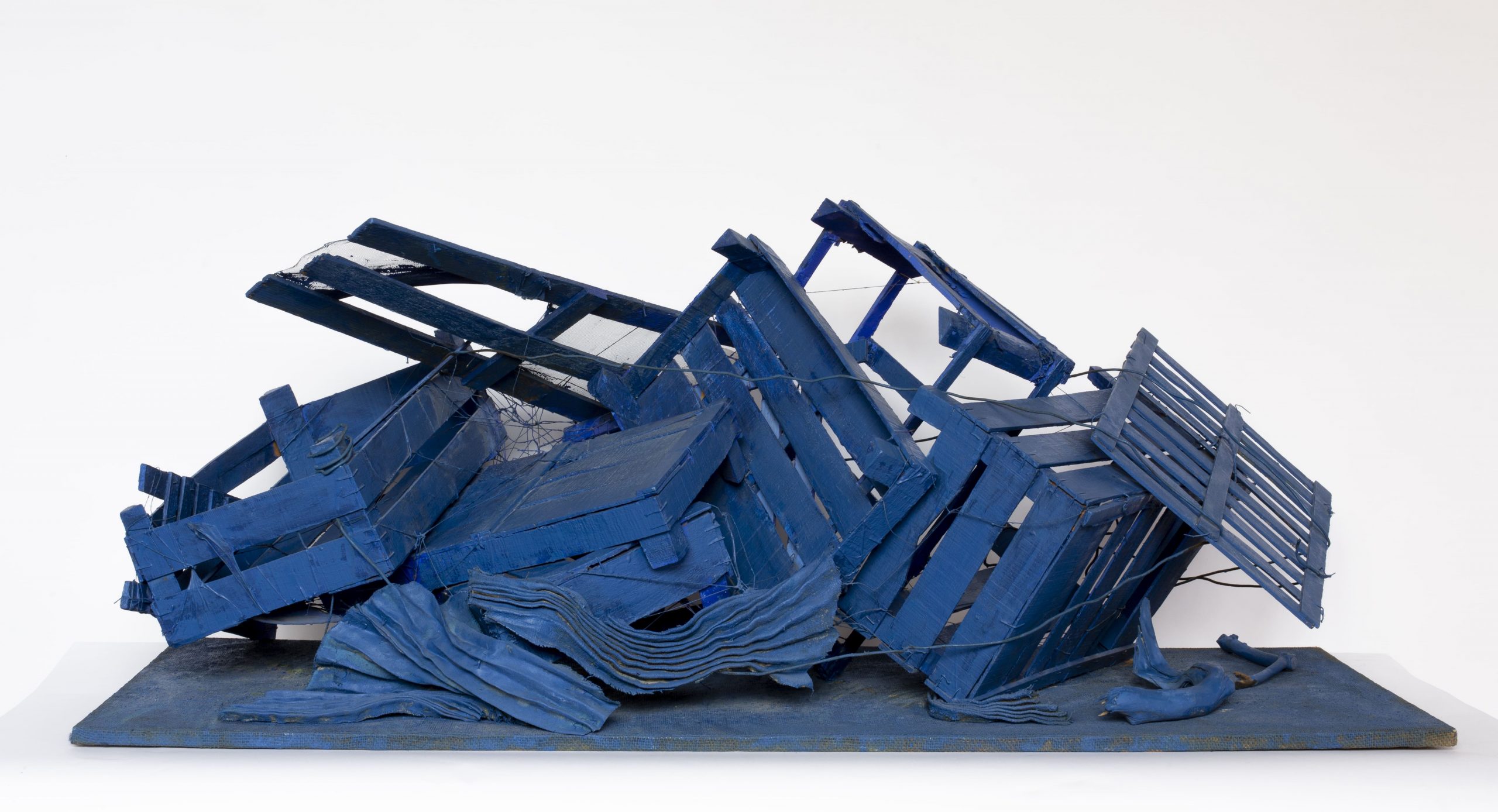 Ileana Mendola_Relitti, 1983_juta rete metallica e legno dipinto a tempera_60x165x70_crediti fotografici Luca Guarneri