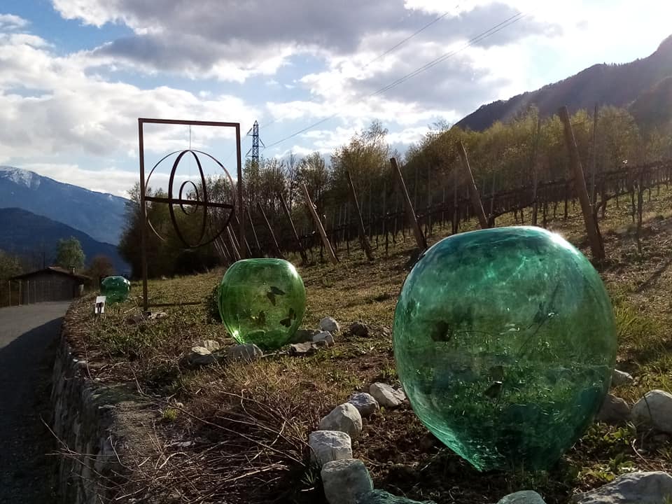 Installazioni di Virgilio Patarini lungo la Via Valeriana, nelle Vigne Monchieri.