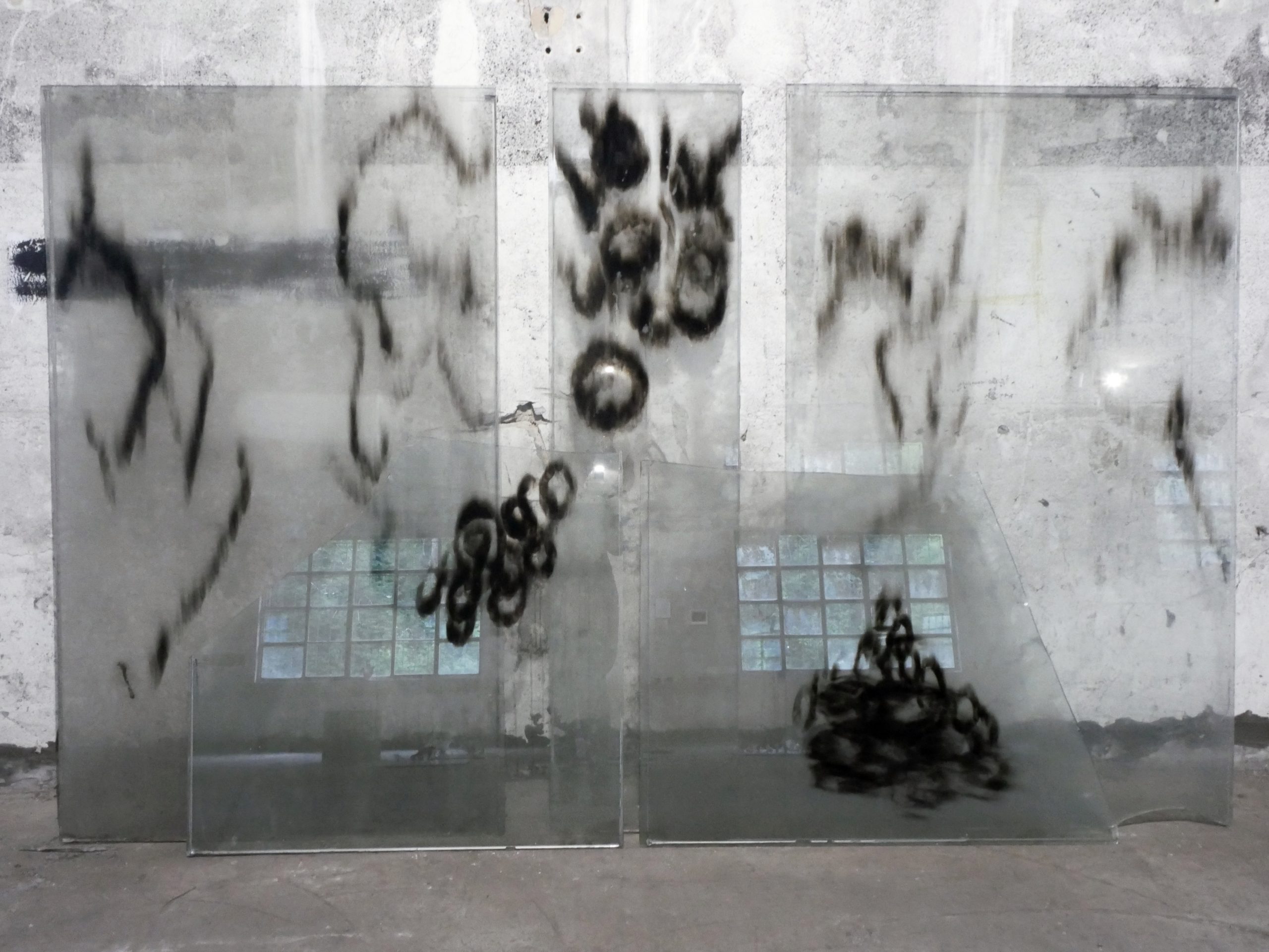 Laura Santamaria_Manifesto_nerofumo su vetri trovati_2024_170 x 300 cm low res