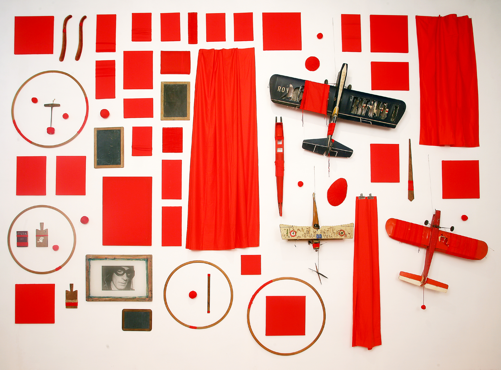 Maurizio Pellegrin, Transito e Scorrimento, 2005, tessuto e oggetti, 380 x 500 cm - Courtesy Galleria Michela Rizzo e l’artista