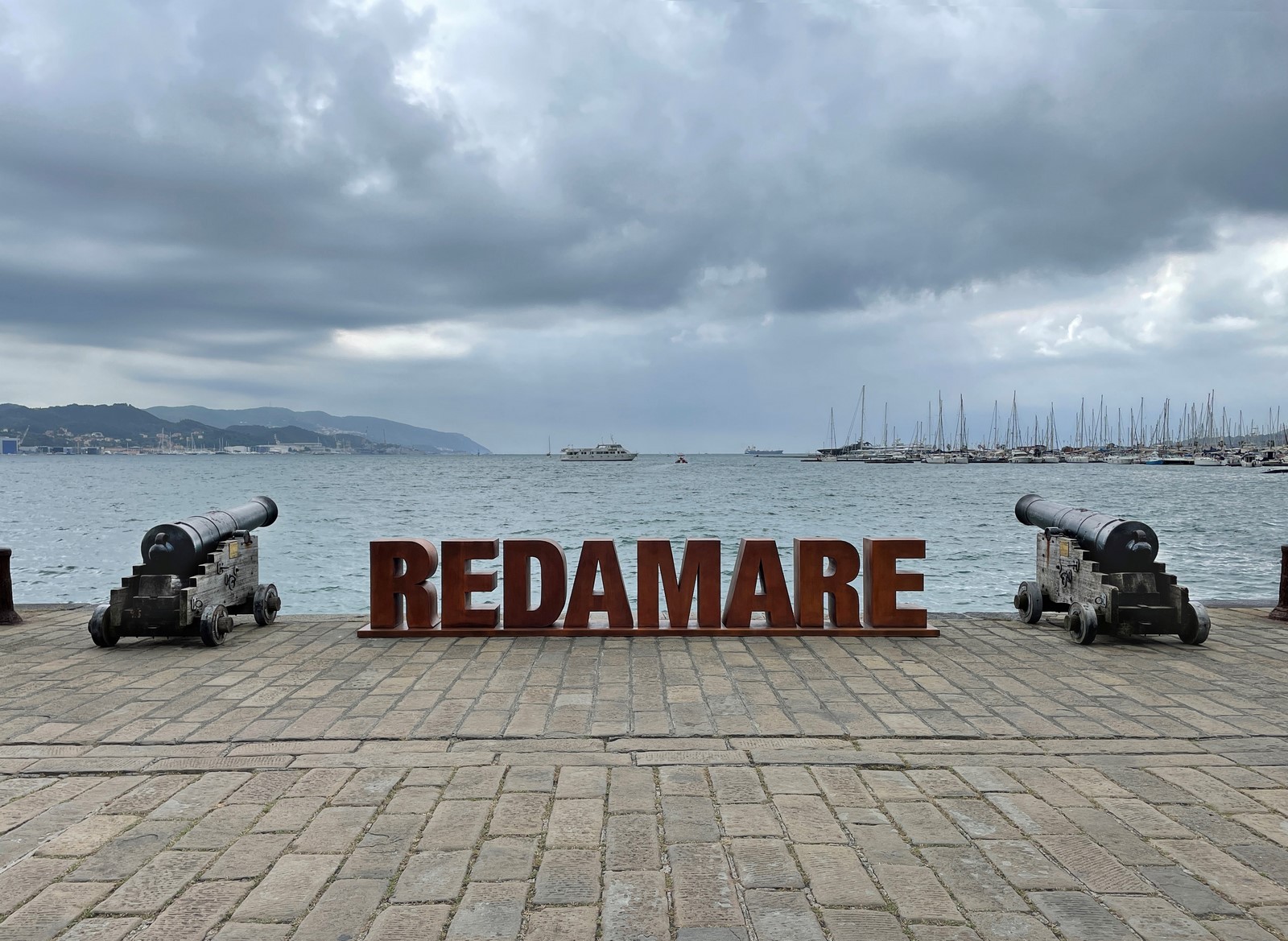 Sabrina D’Alessandro, Redamare, 2022, acciaio corten e cannoni d’avancarica. Passeggiata Morin, La Spezia #1