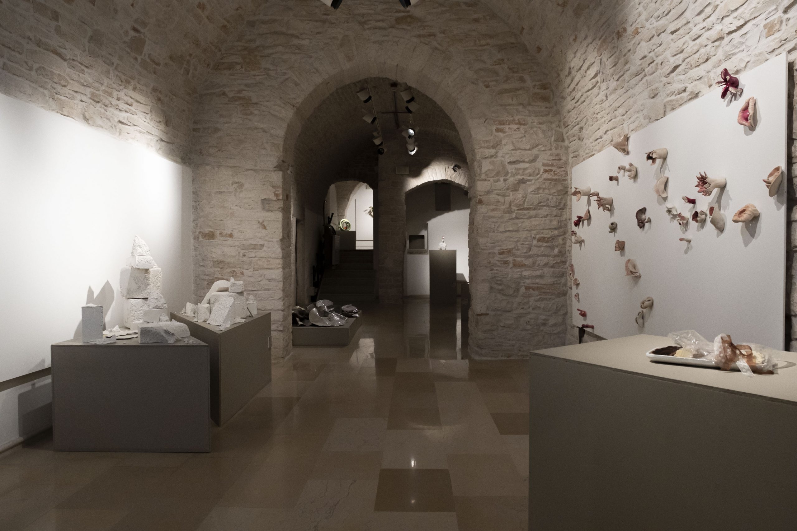 Veduta Sala 1 Scultura e Installazione_Mostra TERRAFUOCO Pinacoteca Civica “De Napoli” di Terlizzi